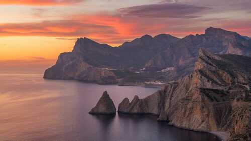 Espectacular paisaje de acantilados costeros españoles al atardecer